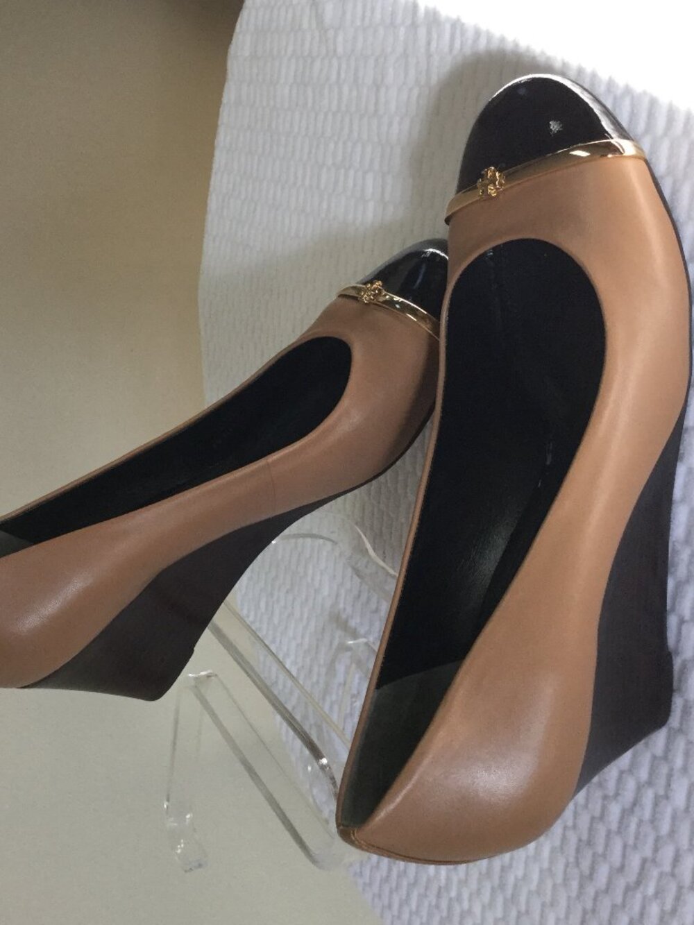 Tory Burch Women Size 9.5 Clay Beige Calf Black patent Wedge Shoes Heels 2.5" - Picture 5 of 12